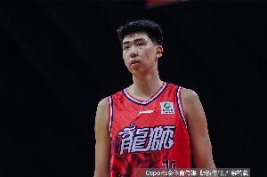 媒體人：徐昕還有不少防守漏洞 想試訓(xùn)NBA須在防守端利用體型優(yōu)勢(shì)配圖