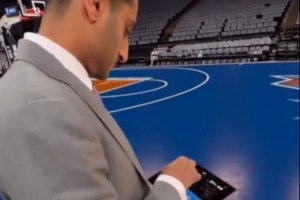 NBA總決賽將采用ASB玻璃地板 Shams現(xiàn)場(chǎng)演示可隨意切換其上圖案配圖
