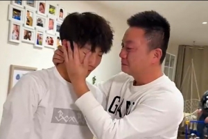淚崩！拉瑪西亞中國第一人李昊炎回憶踢球歷程時淚崩，相擁而泣配圖